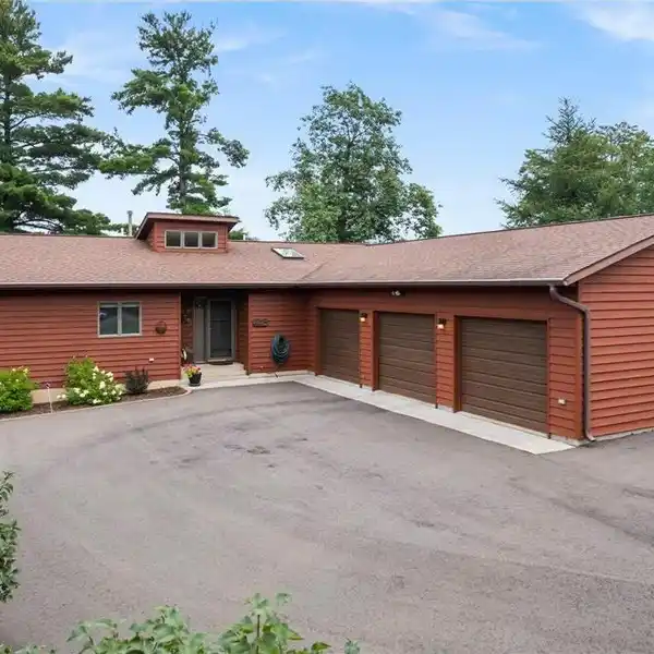 AMAZING LAKE HOME ON BEAVER DAM LAKE