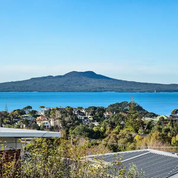 VERSATILE LUXURY RESIDENCE IN THE HEART OF CASTOR BAY