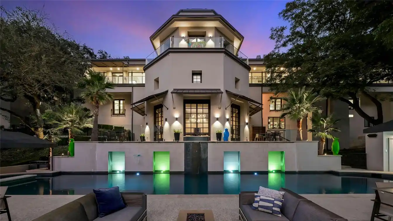 Unparalleled Opportunity for Luxurious Waterfront Living