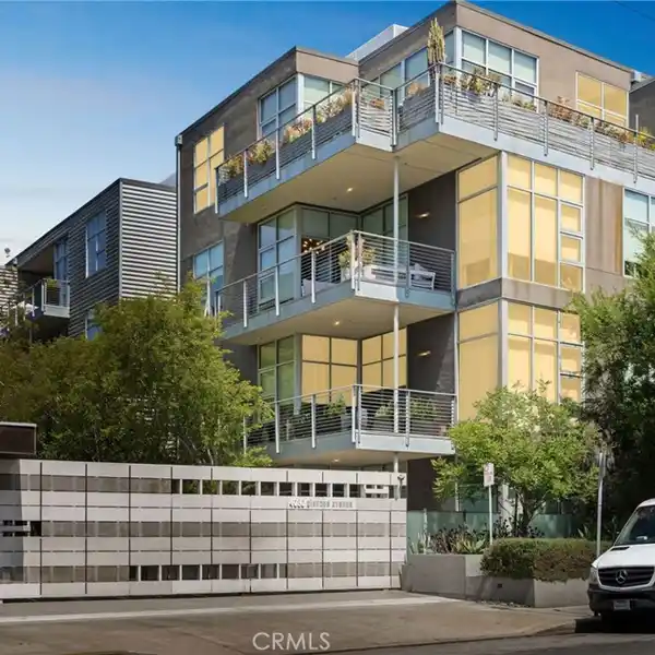 MODERN MARINA LOFT WITH PRIVATE PATIO OASIS