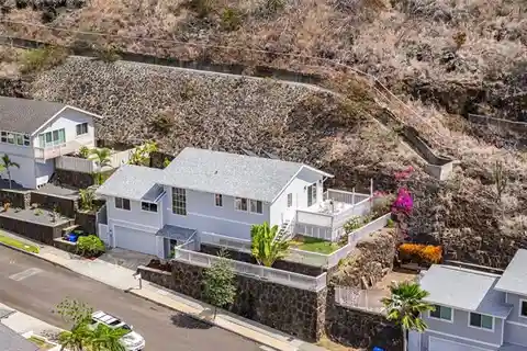 Charming Well-Maintained Home with Volcanic Views