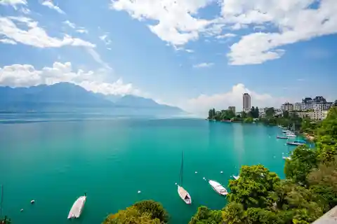 Superb Apartment Ideally Located on the Front Line of the Lake