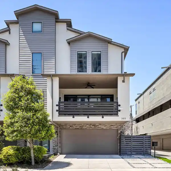 GORGEOUS THREE-STORY TOWNHOME IN OAK LAWN