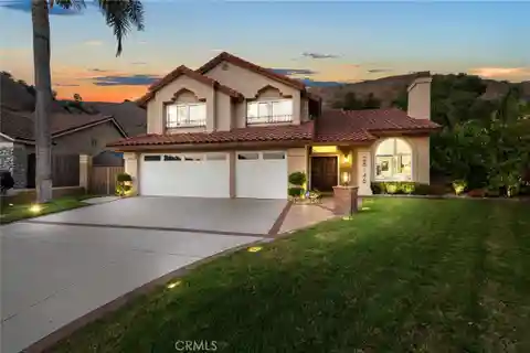 Upgraded Hillside Haven with Mountain Views