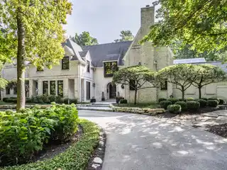 Distinguished Estate on Meticulous Grounds