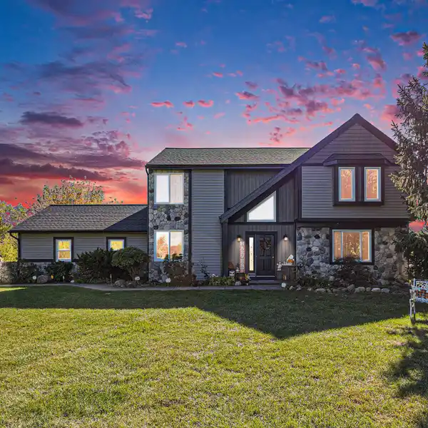 COUNTRY LIVING JUST 15 MINUTES FROM DOWNTOWN GRAND RAPIDS