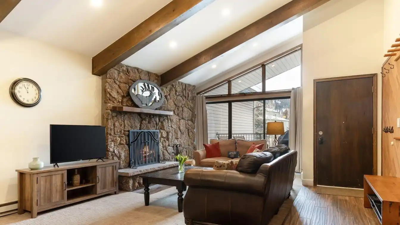 Top-floor Residence Blending Comfort and Versatility