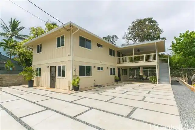Recently Built Kamaaina Beach Home with a Modern Feel