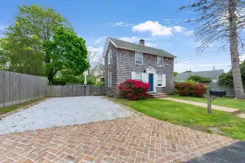 Charming Cottage in Quiet Southampton Village Setting