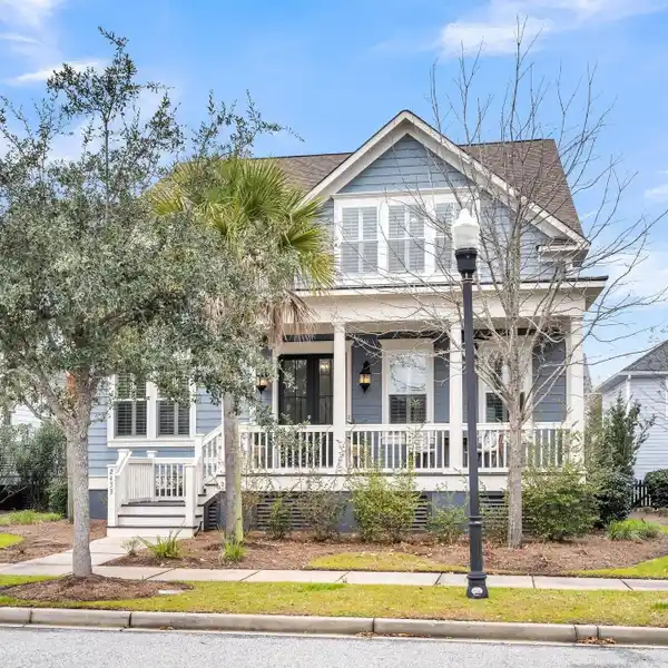 BRIGHT AND CHARMING HOME WITH A FLEXIBLE PLAN