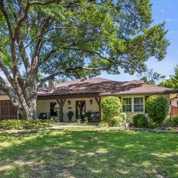 ELEGANT HOME STEPS FROM COLONIAL COUNTRY CLUB