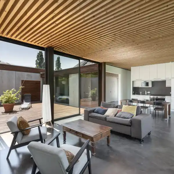 LIGHT-FILLED CONTEMPORARY VILLA