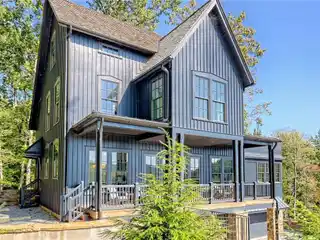 Unique Family Retreat in Burton