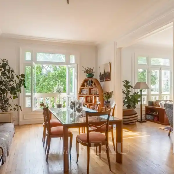 MAGNIFICENT CORNER APARTMENT