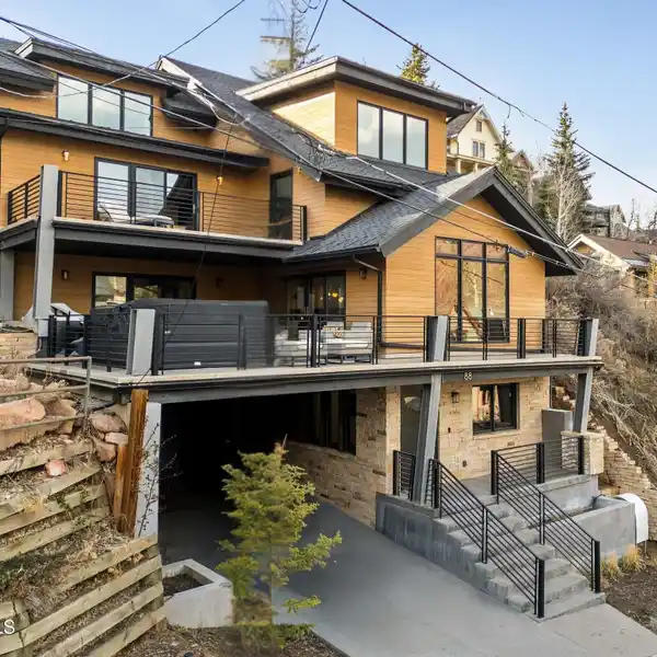 MOUNTAIN COMFORT WITH MODERN DESIGN