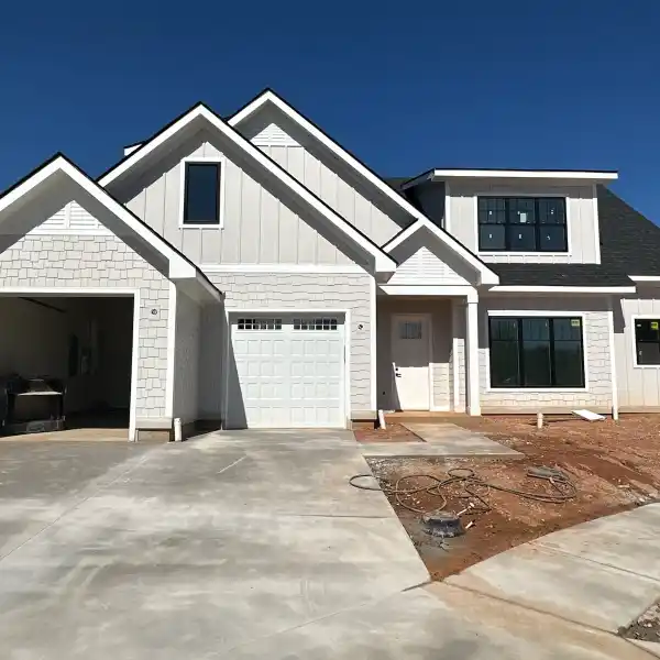 BEAUTIFUL BRAND NEW CUSTOM HOME