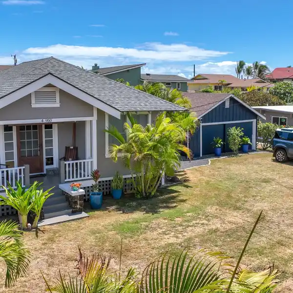 CHARMING UPGRADED HAWAIIAN PLANTATION-STYLE HOME
