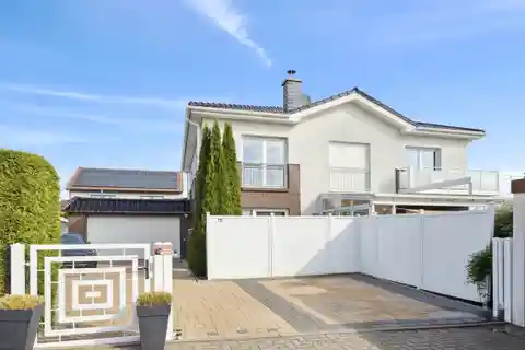 Prestigious Living in a Quiet Setting