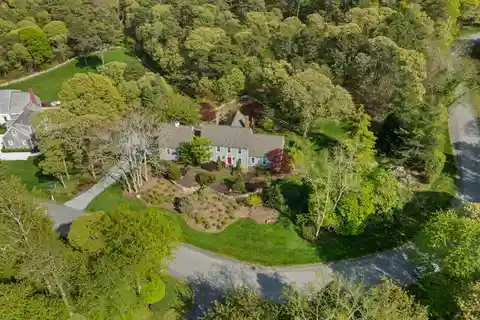 Spacious Contemporary Colonial Near Beach & Nature