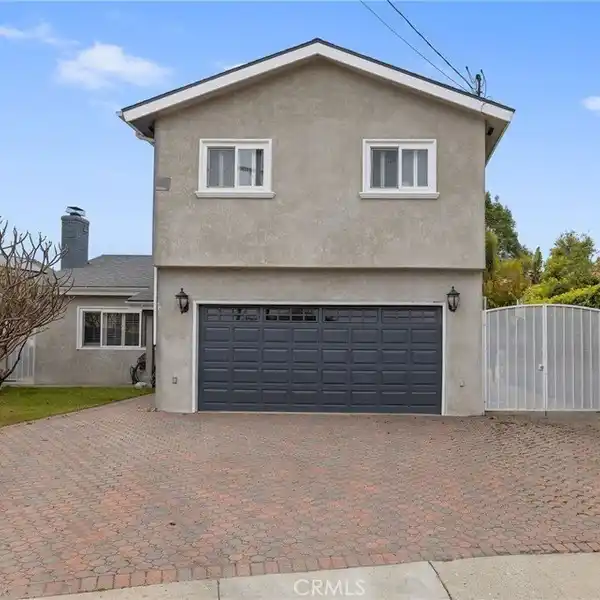 SPACIOUS POOL HOME ON AN IMPRESSIVE LOT