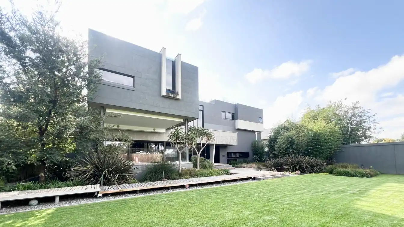 A Beacon of Contemporary Luxury and Convenience