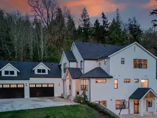 Luxurious Tranquility on the Edge of Grand Ridge Park