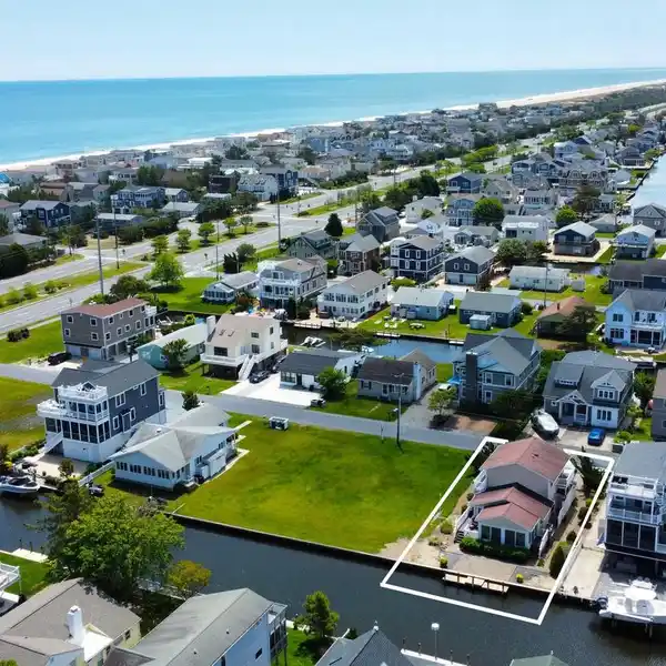 DELIGHTFUL CANAL-FRONT HOME