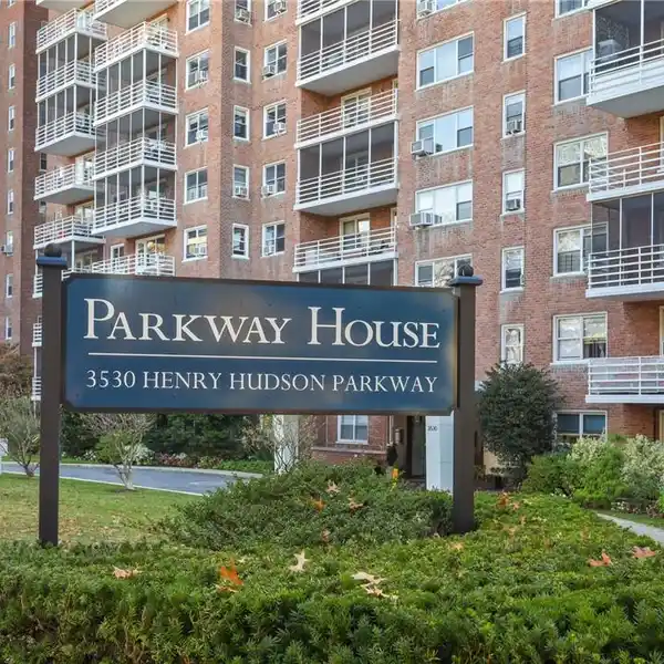SPECTACULAR APARTMENT IN SOUGHT-AFTER PARKWAY HOUSE