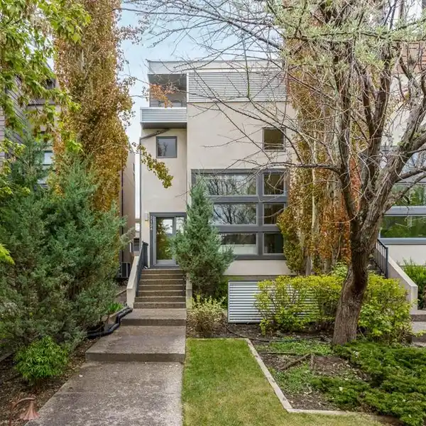 BOLD ARCHITECTURE MEETS EVERYDAY LUXURY LIVING