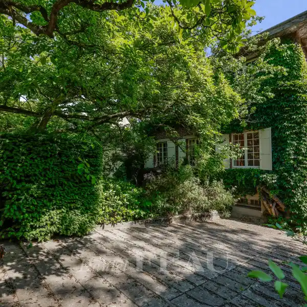 PRIVATE ESTATE WITH TERRACE AND LUSH GROUNDS