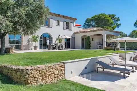 Peaceful Luxury Residence with a Studio Apartment