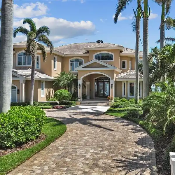 CUSTOM ESTATE HOME IN A PRESTIGIOUS LOCATION