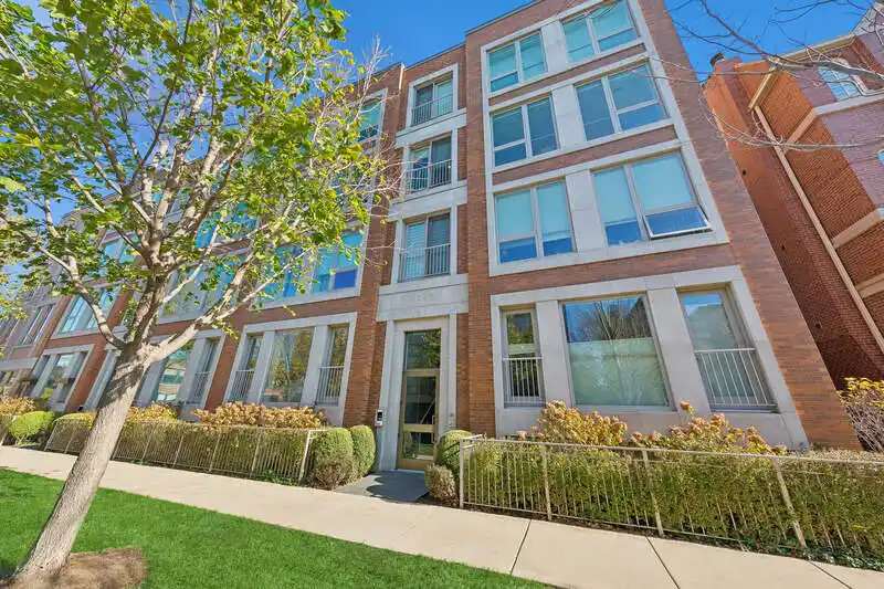 Phenomenal Extra-wide Lincoln Park Duplex with Private Roof Deck