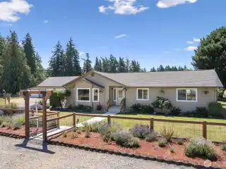 Creative Homestead Retreat with Modern Upgrades