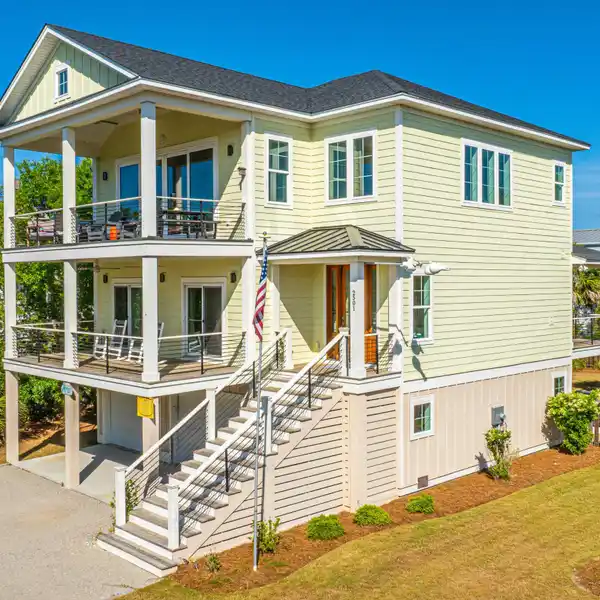 THE ULTIMATE BEACH HOUSE