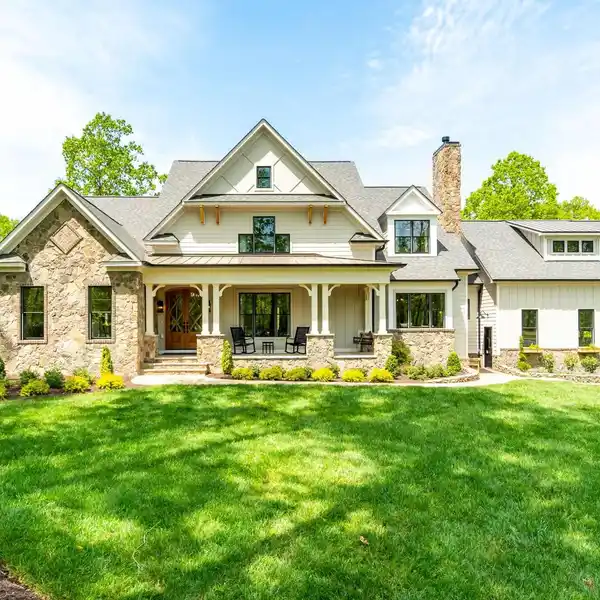 CONTEMPORARY MASTERPIECE WITH A GOURMET KITCHEN