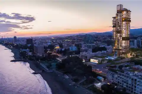 Spacious Flat Overlooking the Sea