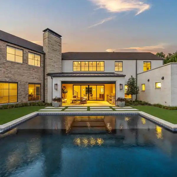 EXTRAORDINARY HOME IN PREMIER LOCATION