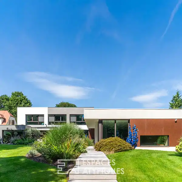 PRIVATE ESTATE FEATURING DESIGNER KITCHEN AND WINE CELLAR