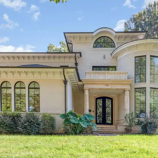BEAUTIFUL CUSTOM-BUILT MYERS PARK HOME