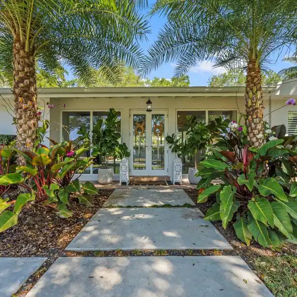 BEAUTIFULLY UPDATED TURNKEY RESIDENCE