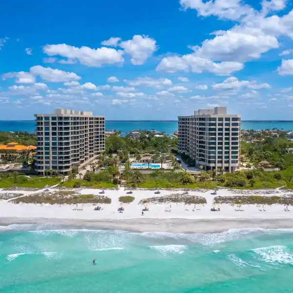 BEAUTIFUL FIRST FLOOR PROMENADE CONDOMINIUM