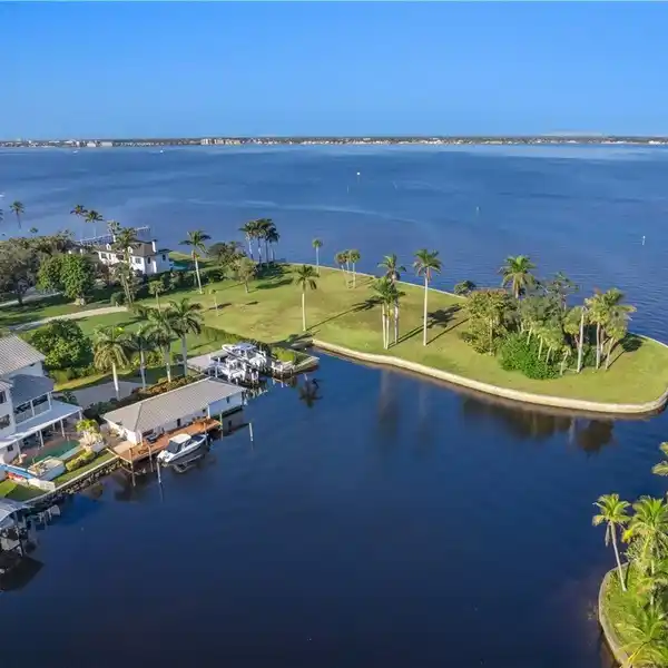 ULTIMATE WATERFRONT RETREAT