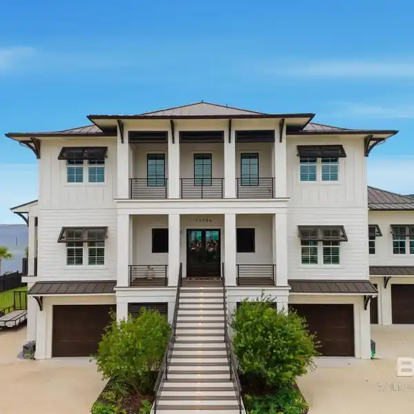 BOATER'S PARADISE IN BREATHTAKING HOME