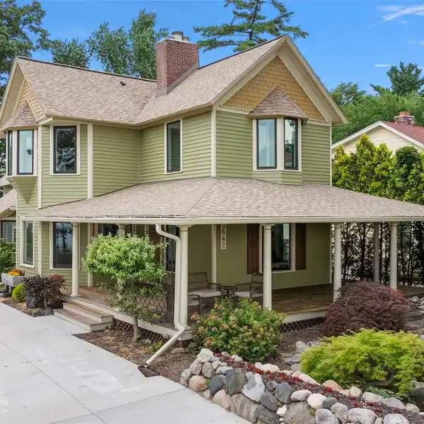 LAKEFRONT SERENITY WITH PRIVATE DOCK ACCESS