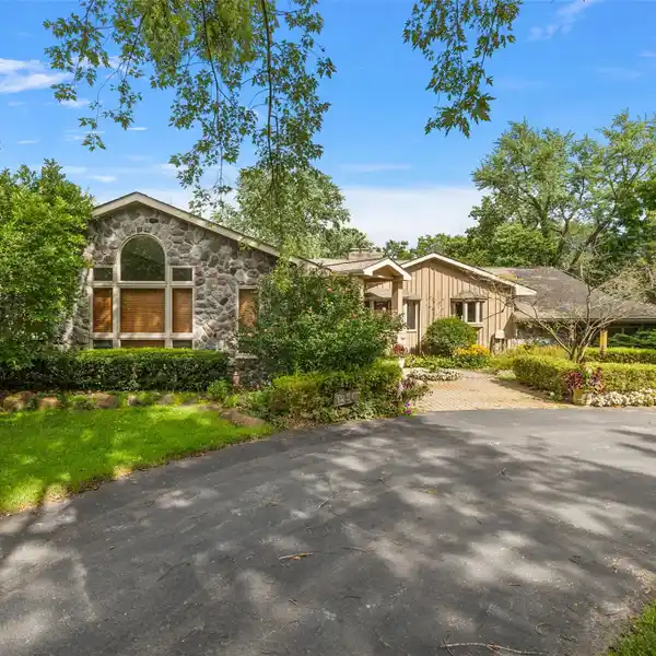EXPANSIVE PROPERTY IN A LOVELY NEIGHBORHOOD