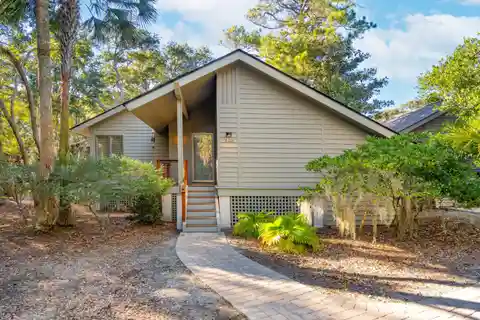 Turnkey Renovated Cottage in the Highly Desirable Oceanwood Area