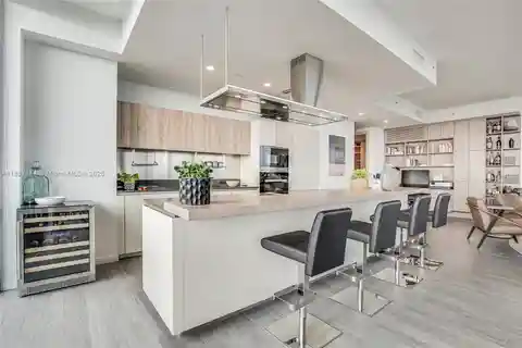 High-End Corner Penthouse in a Spectacular Luxury Tower