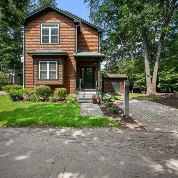 BEAUTIFUL 2016 FARMHOUSE COLONIAL