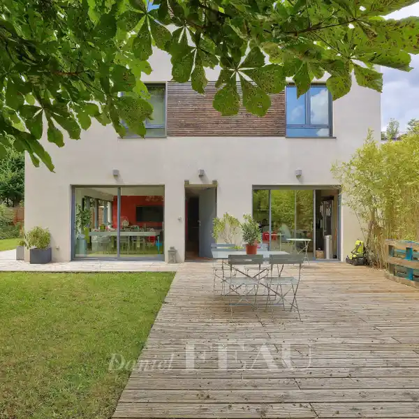 MAGNIFICENT HOUSE-LIKE APARTMENT